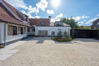 <p>Recente villa (2023) op een ruim perceel van 900 m², gelegen in alle rust en privacy. De gevel combineert moderne elegantie met een vleugje klassieke charme. De woning is doordacht ontworpen met veel oog voor detail en baadt in natuurlijk licht dankzij de grote raampartijen, met mooi zicht op de aangelegde tuin. Binnen vindt u sfeervolle leefruimtes met een hoogwaardige afwerking in landelijke stijl, perfect gecombineerd met modern comfort.<br /><br />Indeling:<br />Gelijkvloers: inkomhal met gastentoilet, ruime slaapkamer met ensuite badkamer (ligbad, dubbele wastafel, toilet), open leefkeuken met SMEG-apparatuur, wasplaats, lichtrijke woonkamer met tuincontact en ruime berging.<br />Verdieping: drie slaapkamers (waarvan één als dressing), en een volledig uitgeruste badkamer (ligbad, douche, wastafel, toilet).<br /><br />De zuidgerichte tuin met terras en overdekt eiken bijgebouw zorgt het hele jaar door voor extra leefcomfort. Verder is er een ruime garage en een afzonderlijk bijgebouw met woonkamer, keuken, slaapkamer en douchekamer. Daarnaast is er plaats voor 4 wagens.<br /><br />Aarzel niet om ons te contacteren voor meer informatie: tel. : 050 62 44 14 of via knokke@immax.be</p>