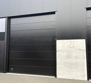 Nieuwbouw KMO-unit van ca. 180 m²<br /><br />Voorzieningen<br />- Parkeerplaats<br />- Lichtstraat<br />- Gepolierde betonvloer<br />- Sectionale poort (ca 4,5 m x 4 m)<br />- Afzonderlijke toegangsdeur<br /><br />Locatie : <br />Gelegen vlakbij Waregem en slechts 10 minuten van de E17 (afrit Waregem)<br /><br />Bent u op zoek naar bedrijfsvastgoed bestaande uit een magazijn te huur in de regio Wielsbeke?<br />Aarzel dan zeker niet om ons te contacteren.