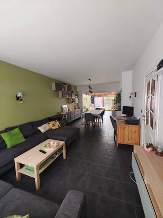 Instapklare gezinswoning met 3 slaapkamers, 2 badkamers, garage en westgerichte tuin<br /><br /><br />Ruime en instapklare gezinswoning met 3 slaapkamers, 2 badkamers, garage en westgerichte tuin in een rustige doodlopende straat in Hoevenen.<br /><br />Deze verzorgde woning beschikt over 160 m² bewoonbare oppervlakte en combineert ruimte, comfort en een rustige ligging. Bovendien bevindt de woning zich op korte afstand van winkels, scholen, groen, openbaar vervoer en belangrijke verbindingswegen en autostrade.<br /><br />Op het gelijkvloers bevindt zich een ruime en lichtrijke leefruimte met aansluitende keuken, een praktische was-/bergruimte en toegang tot de garage. Via de leefruimte bereik je het terras en de westgerichte tuin van ca. 80 m², waarvan 16 m² terras. De tuin is compact en onderhoudsvriendelijk. Op korte afstand zijn verschillende publieke speeltuinen te vinden.<br /><br />Op de eerste verdieping bevinden zich twee ruime slaapkamers en twee badkamers. Eén badkamer is volledig afgewerkt; de tweede is volledig operationeel, maar kan qua afwerking nog verder naar eigen smaak worden ingericht. De bijzonder ruime master bedroom van maar liefst 28 m² bevindt zich op de tweede verdieping.<br /><br />De woning is volledig instapklaar en alle installaties zijn operationeel. Sinds de renovatiewerken die vanaf 2010 werden uitgevoerd, werd onder meer het dak geïsoleerd met 16 cm isolatie. Recent werd ook een nieuwe verwarmingsketel geplaatst. De facturen en documenten van de uitgevoerde werken zijn netjes gebundeld en kunnen door kandidaat-kopers worden ingekeken.<br /><br />Verder zijn er 12 zonnepanelen aanwezig op de voorzijde van de woning, met behoud van groenestroomcertificaten van €330 per 1.000 kWh. Er zijn digitale elektriciteits- en gasmeters.<br /><br />Het huidige geldige EPC bedraagt 204 kWh/m²/jaar (label C). Sinds de opmaak hiervan werd de nieuwe ketel geplaatst; bij een nieuw EPC verwachten we een verbetering naar label B.