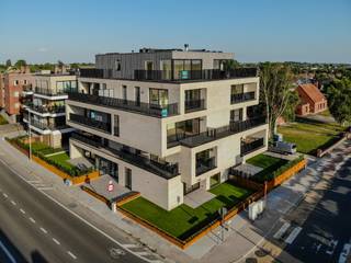 LANCERING - RESIDENTIE TINE | Energiezuinige & kwalitatieve appartementen<br /><br />Residentie Tine bestaat uit 14 hoogwaardig afgewerkte appartementen. Er wordt gebruik gemaakt van vooruitstrevende technieken en architectuur. Elk appartement is voorzien van een warmtepomp, vloerverwarming en zonnepanelen, twee slaapkamers, badkamer, apart toilet, berging, volledig uitgeruste keuken en zeer ruime terrassen. <br /><br />Het project geniet van een perfecte bereikbaarheid, een absolute troef van deze residentie. Winkelen, onderwijs, genieten en ontspanning,… allemaal op een boogscheut verwijderd zowel te voet als met de fiets. Ook het vernieuwde station is vlot bereikbaar.<br /><br />Het project biedt tal van voordelen: <br /> - warmtepomp & zonnepanelen <br /> - gebruik van kwalitatieve materialen <br /> - vlotte bereikbaarheid <br /> - 6% BTW mogelijk<br /> - duurzaam en toekomstgericht<br /><br />Mogelijkheid tot aankoop van ondergrondse garage, autostaanplaats of berging.<br /><br />Verkoop onder btw-stelsel (ook 6% btw mogelijk) <br />E-Peil 30 <br /><br />Contacteer ons vrijblijvend voor meer info of vraag naar onze projectbrochure! <br /><br />Meer info op www.vastgoedvanoverschelde.be/projecten