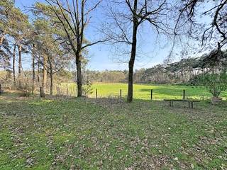 Gerenoveerde boutique woning, met aparte stal voor paarden, garage en weides.Deze charmante woning, voorzien van warmtepomp en vloerverwarming, omvat;- inkom- toilet- woonkamer- volledig ingerichte keuken- eethoek- ingerichte badkamer, met douche en lavabomeubel- slaapkamer/bureau- (zolder)slaapkamer - kelderHet stalgebouw omvat;- 2 degelijke paardenboxen- poetsplaats voor de paarden- toilet - hooizolderGarageOp het rustig gelegen terrein van ca 1,5 hectare liggen er ook 3 omheinde weides, met omheide toegangsweg van en naar de stallen.