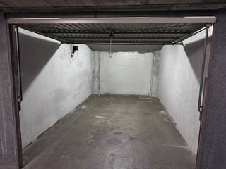 Garagebox in Res Pentagon<br /><br />Automatische poort aan de inrit, kantelpoort aan de box, vlot bereikbaar op verdieping -1<br />Afmetingen:
<ul>
	<li>Hoogte; 1,84 m</li>
	<li>Diepte; 5,00 m</li>
	<li>Breedte; 2,26 m</li>
</ul>
<br />Toegang via Nellenslaan, voetgangersuitgang bij de zeedijk.<br /><br />Bij interesse vraag zeker uw bezoek aan!<br /><br />Ref: G741