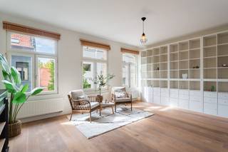 Ruim en charmant duplexappartement in een kleinschalig gebouw met slechts drie woonunits, gelegen aan de Provinciestraat 87 in Antwerpen. Op wandelafstand van de Zoo, Antwerpen-Centraal, de Meir, Rooseveltplaats en het Stadspark. Het appartement beschikt over een volledig uitgeruste keuken, aparte eetkamer en woonkamer, twee slaapkamers, badkamer en een aangenaam terras. Instapklaar en in zeer goede staat, met lage gemeenschappelijke kosten, gunstig EPC, conforme elektrische keuring en geen asbest. Centrale ligging in een buurt die volop in opmars is.