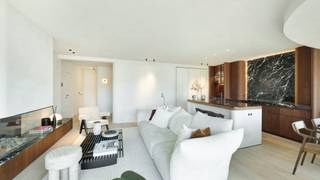 Op een uitzonderlijke en zonovergoten ligging, pal aan de Wandeldijk en het Zwin, bevindt zich dit hoogstaand afgewerkte appartement dat uitblinkt in stijl, comfort en uitzicht.<br /><br />Bij het betreden van het appartement wordt u verwelkomd in een ruime inkomhal met vestiaire en gastentoilet. De indrukwekkend brede leefruimte is voorzien van een elegant salon met gashaard en opent naadloos naar het perfect georiënteerde zonneterras.<br /><br />De leefkeuken, uitgerust met Miele-toestellen, met afwerking in marmer straalt tijdloze klasse en verfijning uit. Aansluitend een gezellige eethoek.<br /><br />De master bedroom beschikt over een luxueuze en suite douchekamer. Ook de tweede en derde slaapkamer genieten elk van een eigen douchekamer, allen met zeezicht.<br /><br />Extra comfort: Privatieve kelderberging, fietsenberging en conciërgedienst<br /><br />Mogelijkheid tot aankoop van een privatieve parkeerplaats.