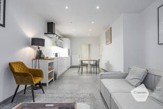 Dit <strong>volledig gerenoveerd</strong> 1-slaapkamer appartement bevindt zich op wandelafstand van de Visserskaai, het centrum van Oostende, winkels en horeca. <br /><br />Dit appartement werd <strong>kwalitatief gerenoveerd</strong> met hoogwaardige materialen en oog voor detail. <br />De <strong>indeling</strong> van dit appartement is als volgt;
<ul>
	<li>Inkom</li>
	<li><strong>Lichtrijke</strong> leefruimte</li>
	<li><strong>Volledig geïnstalleerde</strong> open keuken</li>
	<li>Volwaardige slaapkamer</li>
	<li>Badkamer met <strong>mogelijkheid aansluiting wasmachine</strong></li>
</ul>
<br />Indien u graag een bezoek had gewenst ter plaatse of meer informatie, aarzel niet om contact op te nemen op het nummer <strong>0495/57 45 30</strong> of via <strong>manon.vn@caenen.be</strong>. <br /> 