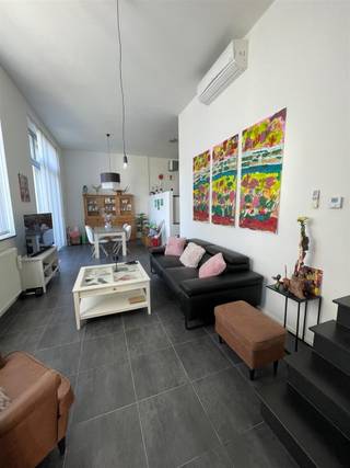<p><span>Dit uiterst knap duplex-dakappartement is prachtig gelegen, in een kleinschalig, achterin gelegen gebouw met 4  luxueuze duplex-appartementen. En dat op een topligging in hartje Sint-Truiden. Het geeft bovendien uit op een rustgevende binnentuin. De uitermate hoge plafonds en grote ramen maken deze duplex enorm ruimtelijk en luchtig en tegelijkertijd uniek. Dit groot appartement heeft bovendien een zeer ruim zonneterras op elk verdiep. Binnenin is er een ruime living met open, volledig uitgeruste keuken met aansluitend een berging. Op een tussen verdiep is er een toilet en een knappe badkamer met bad en douche en boven zijn er 2 ruime slaapkamers met nog eens een apart toilet en badmeubel. Een topper!</span></p><p><span> </span></p>