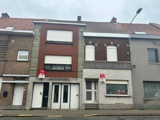 <strong>Menen: 2 woningen te koop<br /><br />Indeling 84:</strong><br />gelijkvloers: inkomhal, living, eetruimte, keuken, badkamer et tuin<br />eerste verdiep: 3 slaapkamers<br />tweede verdiep: zolder(mogelijkheid voor een extra kamer)<br /><br /><strong>Indeling 84A: </strong><br />gelijkvloers: garage, wasruimte en bergplaats<br />eerste verdiep: living, keuken, badkamer en terras<br />2 de verdiep: 2 slaapkamers<br /><br /><strong>Troeven:</strong>
<ul><li>veel mogelijkheden</li><li>prachtige ruime tuin</li><li>uitweg achteraan</li><li>gelegen op de stadsrand in Lauwe</li><li>Elektriciteit conform</li></ul>
<br />Bij deze woning geldt de renovatieplicht.