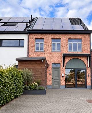 Ruime energiezuinige instapklare gezinswoning met mooie tuin
Voor meer info of om een bezoek in te plannen, neem contact op via chrisilsejacobs@gmail.com
Bent u op zoek naar een instapklare, ruime gezinswoning in Nijlen? Dan is deze praktisch ingerichte woning exact wat u zoekt! Enkele van de vele troeven:
- Gelegen vlakbij het centrum van Nijlen, dichtbij supermarkten en scholen en de verbindingsweg naar Lier/Herentals
- Zeer goede energiescore (B), dankzij o.m. 25 zonnepanelen
-laadpaal
-airco i
- Zolder kan ingericht worden als extra ruimte/speelkamer
- Onderhoudsvriendelijke tuin;
-kwalitatief opbouwzwembad met warmtepomp/filter
-werkruimte/atelier
INDELING:
Gelijkvloers: inkomhal, gastentoilet, bureau, ruime woonkamer .open keuken - voorzien van alle toestellen - eventueel een inpandige garage (nu winkelruimte).Mooie tuinkamer/leefruimte. Via de leefruimte heeft u toegang tot de ,omheinde tuin , waar u in alle privacy kan genieten van de zon. Verder is er ook nog een atelier/hobbyruimte van 25² en een opbouwzwembad met warmtepomp/filter. Achteraan in de tuin is er een lounge ruimte nabij het atelier/werkplaats
Verdieping: drie ruime slaapkamers, alsook een badkamer met bad, dubbele lavabo en dubbele douche!. Apart toilet en wasplaats. Via een vaste trap bereikt u de zolderruimte, deze kan nog afgewerkt worden als extra kamer en is zeer ruim.
Extra troeven:
LAADPAAL
25 ZONNEPANELEN
AIRCO
PARKING
PELLETKACHEL IN VERANDA
QUOOKERKRAAN
Kan u niet wachten om deze unieke woning te bezoeken? Plan dan snel uw bezoek in!
chrisilsejacobs@gmail.com