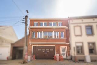 MAISON EN COLOCATION - imaginez une maison pensée pour conjuguer confort, convivialité et indépendance. Que vous soyez étudiant, jeune professionnel ou simplement à la recherche d'un cadre de vie agréable, cette maison vous offre un équilibre idéal entre espaces privés et moments de partage. Vous découvrirez <strong>5 chambres privatives,</strong> <strong>2 studios indépendants </strong>ainsi<strong> qu'un </strong><strong>atelier</strong>, permettant à chacun de préserver son intimité tout en profitant d'une ambiance conviviale. Le cœur de la maison s'articule autour de généreux espaces communs : un vaste salon/salle à manger de 32 m², une cuisine entièrement équipée (four, taque de cuisson, hotte, réfrigérateur, micro-ondes et lave-vaisselle), une magnifique terrasse de ± 35 m² exposée plein Sud et deux salles d'eau communes dédiées aux occupants des cinq chambres. <br />Atout supplémentaire : au rez-de-chaussée se trouve un atelier de ±130m², proposé à la location également. Un espace polyvalent offrant de nombreuses possibilités pour une activité professionelle ou de stockage. Opportunité rare alliant habitat partagé et espace professionnel sous un même toît. PEB : G.<br /><br /><span>Occupation : 1 personne / unité</span><br /><br />Au RDC : <br />- <strong>Vaste atelier / entrepôt de ±130m² </strong>avec annexe, SDD et WC - Loyer de 1.200 € + 150 € Forfait de charges<br /><br />Au 1er étage : <br />- <strong>Chambre 1 </strong>de<strong> </strong>±12m² (donnant sur le living) - Loyer : 500 € + 100 € Forfait de charges <br />- <strong>Chambre 2</strong> de ±16m² (donnant sur le living) - Loyer : 500€ + 100 € Forfait de charges <br />- <strong>Studio 1</strong> de ± 41m² (séjour, cuisine full équipée, SDD) - Loyer : 750 € + 100 € Forfait charges<br /><br />Au 2ème étage : <br />- <strong>Studio 1</strong> de ±32m² (pièce de vie, cuisine full équipée, sdd). Loyer : 750 € + 100 € forfait charges<br />- <strong>Chambre 3</strong> de ±18m² - Loyer : 600 € + 100 € Forfait de charges<br />- <strong>Chambre 4</strong> de ±18m² - Loyer : 600 € + 100 € Forfait de charges<br /><br />Au 3ème étage :<br />- <strong>Chambre 5</strong> de ± 40m² (sous combles) - Loyer : 600 € + 100 € Forfait de charges