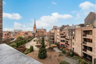 <p>Gunstig en rustig gelegen groot verzorgd gelijkvloers appartement met 3 slaapkamers van ca.145m² in residentie Victoriepark. Via de privatieve inkomhal met vestiaire komen we in een zeer ruime en lichte aangename woonkamer. De geïnstalleerde verzorgde keuken beschikt over een berging met wasaansluiting. Via de nachthal met gastentoilet vinden we 3 rustig gelegen slaapkamers, waarvan één zeer ruime, dewelke allen uitgeven op het achtergelegen terras en het groen van de gemeenschappelijke tuin. De badkamer is ingedeeld met een ligbad en wastafelmeubel en beschikt over een extra betegelde nis alwaar een douche voorzien kan worden. Residentie Victoriepark is een verzorgd gebouw op wandelafstand van het centrum gelegen waardoor alle winkels, de markt en belangrijkste voorzieningen zich in de directe omgeving bevinden. Bij dit appartement is er bovendien de mogelijkheid om optioneel een ruime garagebox bij aan te kopen in de ondergrondse parkeergarage, zonder verplichting.<br />Kortom een ruim verzorgd appartement met eigen privatieve inkom op een aantrekkelijke centrum locatie, zonder renovatieverplichting en asbestvrij.<br />Vermelde oppervlakten/afmetingen zijn indicatief. Oppervlakte conform EPC.</p>