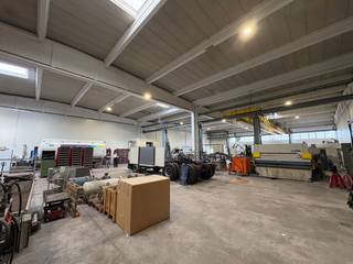 Uitstekend gelegen bedrijfsgebouw met een totale oppervlakte van 1.309 m². De magazijnruimte van 1.064 m² met 6 meter vrije hoogte beschikt over...