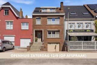 <p>Op zoek naar een verzorgde gezinswoning met alle voordelen van een centrumlocatie, vier slaapkamers en een eigen garage, midden in Sint-Michiels? Ontdek deze zeer goed onderhouden gesloten bebouwing, met een bewoonbare oppervlakte van 220 m².</p><p>De inkomhal met apart toilet leidt naar de ruime leefruimte, waar een gezellige zithoek en eetplaats hun plek vinden. Achteraan vormen de keuken en de eethoek een fijne plek om samen te koken en samen te eten. Het aansluitend terras met zicht op de onderhoudsvriendelijke tuin maakt deze verdieping volledig.</p><p>Op de eerste verdieping bevinden zich twee slaapkamers, een badkamer, een afzonderlijke dressing (mogelijks in te richten als 2de badkamer) en een tweede toilet. De tweede verdieping biedt nog twee slaapkamers. Liever een thuiswerkplek, hobbykamer of logeerruimte? Hier geef je de kamers een invulling die bij jouw past.</p><p>Ook aan praktische ruimte ontbreekt het niet. De kelderverdieping omvat een ruime garage, een wasplaats en extra bergruimte. Handig voor fietsen, voorraad en alles wat je graag netjes opbergt.</p><p>Zonnepanelen, een gunstig EPC-label B (157 kWh/m² per jaar) en een conform gekeurde elektrische installatie vervolledigen het geheel. Het asbestattest bevestigt bovendien dat de woning asbestveilig is.</p><p>Spreken de centrale ligging, de verzorgde staat en de veelzijdige indeling je aan?</p>