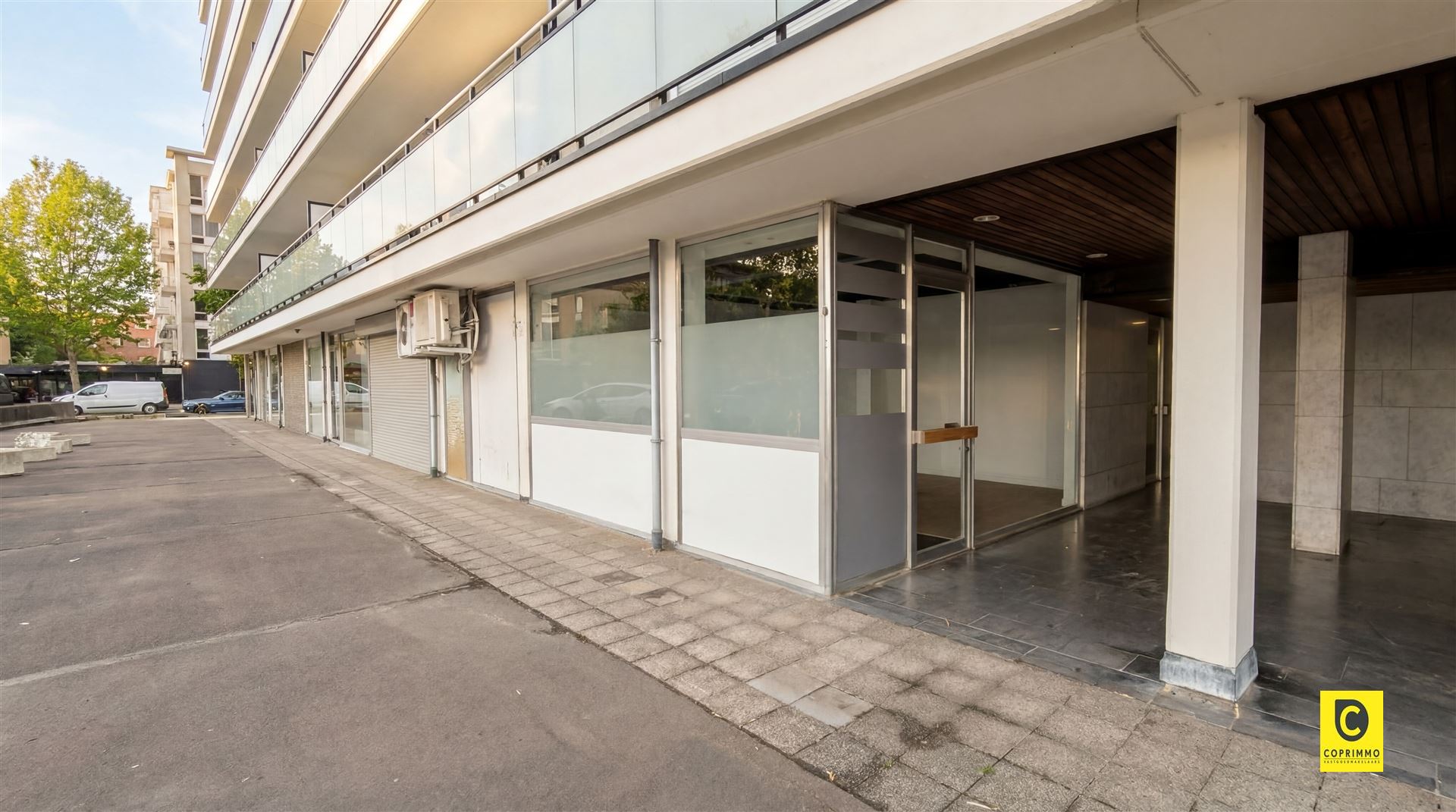 Polyvalent commercial/office space in a strategic locationThis han