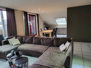 Dit ruime appartement met terras heeft een prachtig uitzicht over de velden. Het appartement is gelegen vlakbij winkels, supermarkten, bakkers en...