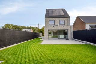 Deze lichtrijke en goed gelegen halfopen nieuwbouwwoning heeft een inkomhal met gastentoilet, lichtrijke woonkamer die mooi samenvloeit met een ruime volledig uitgeruste keuken met eiland, alsook een praktische wasplaats/berging. Vanuit de leefruimten geniet u van het zicht op het zeer ruime terras en aangelegde tuin met privacy. Het verdiep heeft een nachthal, 2e toilet, 3 ruime slaapkamers en een badkamer voorzien van een inloopdouche, bad en dubbele wastafel. De zolder verdieping werd ingericht als een 4e ruime slaapkamer en een bergzolder/technische ruimte. Er is private parkeerplaats aanwezig. De totale oppervlakte bedraagt +/- 210m² en een grondoppervlakte van 3a03ca. <br /><br />12 zonnepanelen (5700wp), hoogrendementsgbeglazing, zeer gunstig EPB (E-8, -17kwh/m²), ventilatiesysteem D, vloerverwarming, warmtepomp (lucht/water), granieten trappen, regenwaterput van 10.000L, conforme elektriciteit, vaatwas, combi-oven én aparte oven, ruimte koelkast, goede oriëntatie (tuin zuid-west), .. zijn enkele van zijn vele troeven! Kortom, deze absolute topper is 100% instapklaar en afgewerkt met kwalitatieve materialen. Makkelijke verbinding voor stations (Ninove, Haaltert, Ede, Denderleeuw), oprit E40 en in de nabijheid van winkels &amp; scholen. Prijs exclusief 21% BTW, aansluitingskosten nutsvoorziening en ereloon notaris. Voor meer informatie en/of bezichtiging: 054 23 53 83 of info@localsvastgoed.be