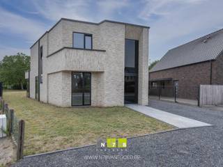 <span><strong>VRIJSTAANDE NIEUWBOUWWONING (CASCO +) MET 3 SLAAPKAMERS OP EEN PERCEEL VAN 8A83CA TE KINROOI (MOLENBEERSEL) <br /><br />TROEVEN<br /></strong>- Gelegen in een rustige omgeving. <br />- Dichtbij het centrum van Kinrooi. <br />- Gelegen dichtbij de Nederlandse grens.<br />- Energiezuinige woning.<br />- Ideale levensloopwoning: badkamer en slaapkamer op het gelijkvloers!<br />- Ruime woning met een bewoonbare oppervlakte van 182m². <br />- Casco + afwerking: mogelijkheid om verder af te werken naar eigen smaak! <strong>(let wel: aankoop aan 21% BTW)</strong> <br />- Bijgebouw aan de achterzijde van de woning met diverse mogelijkheden. <br />- Ruime achtertuin met de mogelijkheid om af te werken met een mooi terras.<strong><br /></strong><strong><br />KELDERVERDIEPING -01 | </strong>kruipkelder bereikbaar via luik in de berging. <strong><br /></strong><strong><br />GELIJKVLOERS 00<br /></strong>- Inkomhal (14,20 m²): trap naar verdieping 1, voorziening voor techniekenkast met digitale meters voorbereid, voorziening voor maatkast, beton. <br />- Woonkamer met open keuken (54,00m²): schuifraam naar het terras, veel natuurlijk lichtinval door grote raampartijen, beton. </span><br /><span>- Toilet 1 (2,20m²): aansluiting toilet voorzien, beton. </span><br /><span>- Berging (15,50m²): luik naar kruipkelder, deur naar de achterzijde, aansluiting wasmachine/droogkast en wastafel voorzien, beton. </span><span><br /></span>- Slaapkamer 1 (16,20<span>m²)</span>: ook mogelijk in te richten als bureau, aansluiting airco voorzien, beton. <br />- Badkamer 1 ( 4,90<span>m²): voorziening voor dubbele lavabo, douche, handdoekdroger, beton. </span><br /><br /><span><strong>VERDIEPING</strong> <strong>+01 </strong></span><br /><span>- Overloop (11,40 m²): trap naar het gelijkvloers, raam met zonwerend glas, betonvloer. <br />- Badkamer 2 (10,20 m²): ondoorzichtig glas, dubbele lavabo, douche, bad, beton. <br />- Toilet 2 (1,70 m²): aansluitingen voor toilet voorzien, beton. <br />- Berging (5,00 m²): omvormer, ventilatiekast, boiler, verwarmingsketel op luchtcirculatiepomp, beton. <br />- Slaapkamer 1 (14,20 m²): voorziening airco, beton. <br />- Slaapkamer 2 (16,30m²): voorziening airco, beton. <br />- Slaapkamer 3 (15,90m²): warmtewerend glas, beton. <br /></span><br /><span><strong>EXTERIEUR</strong></span><br /><span>- Voortuintje.<br />- Vergunning voor carport. <strong><br /></strong>- Oprit met kiezels.<br />- Multifunctioneel bijgebouw. <br />- Ruime tuin aan de achterzijde van de woning.<br /><br /><strong>26 ZONNEPANELEN SINDS 2025 |</strong> in de verkoopprijs zit het volledige zonnepanelensysteem begrepen (zonnepanelen, omvormer, collectoren e.a. toebehoren).<br /><br /><strong>EXTRA INFORMATIE EPC EN KADASTRAAL INKOMEN<br /></strong>- EPB in opmaak. Berekend EPB-peil conform proefversie E-12 (A+). <strong><br /></strong>- Kadastraal inkomen: nog niet gekend. (nieuwbouw). <strong><br /></strong><br /><strong>EXTRA INFO CASCO + (tot en met chapewerken/ wind-en waterdicht, alle leidingen voorzien,...) <br /></strong>Jouw huis wordt opgeleverd inclusief technische installaties, elektra, het leidingwerk, chape en pleisterwerken. <br />Je zorgt zelf voor de binnenafwerking zoals vloeren, binnendeuren, badkamer en keuken. <br />Op deze manier krijg je optimale vrijheid om jouw woning precies de uitstraling en inrichting te geven die jij verkiest! <strong><br /></strong><br /><br />Bekijkt u deze advertentie via een aanverwante vastgoedsite, surf dan zeker naar onze website <strong>www.N78vastgoed.be</strong> voor een uitgebreide beschrijving en foto's. <strong>Meer info: +32 (0)89 86 18 88 of info@N78vastgoed.be.</strong></span>