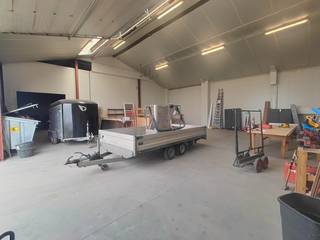 Mooie geïsoleerde loods van 385m² bestaande uit 2 compartimenten gelegen aan de verbindingsweg Pittem - Meulebeke. <br />Deze unit heeft aan de voorkant een automatische inrijpoort (5m breed - 4,62m hoog). <br /><br />Technische gegevens: <br />- vrije hoogte van 5m<br />- werkende binnenverlichting<br />- elektrisch bediende sectionaalpoort<br /><br />Buiten mag zowel de ruimte naast de loods gebruikt worden als parking.<br /><br />Nutsvoorzieningen: <br />- elektriciteit: 3 x 220V<br />- watervoorziening<br /><br />Beschikbaar vanaf 01/01/2027<br />Huurprijs exclusief BTW.