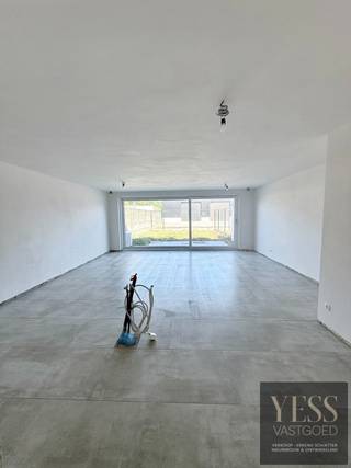 <div>
<div>
<h1><span>Uw eigen appartement in het hart van Ichtegem</span></h1>
<p><strong><span>Betaalbaar en kwalitatief wonen met extra comfort én privacy.</span></strong></p>
<p><strong><span>💡 De vermelde prijzen zijn inclusief 6% btw op de constructieprijs, mits aan de wettelijke voorwaarden wordt voldaan.</span></strong></p>
<p><span>In het centrum van </span><strong><span>Ichtegem</span></strong><span> verrijst deze </span><strong><span>kleinschalige en kwalitatieve residentie</span></strong><span> met slechts </span><strong><span>4 ruime appartementen</span></strong><span> en </span><strong><span>10 private autostaanplaatsen</span></strong><span>.</span></p>
<p><span>Dankzij de beperkte schaal geniet u hier van </span><strong><span>rust, comfort en privacy</span></strong><span>, gecombineerd met een uitstekende ligging.</span></p>
<h3><span>4 ruime appartementen – met de mogelijkheid uw private staanplaats aan te kopen</span></h3>
<p><strong><span>Gelijkvloerse appartementen – 2 slaapkamers</span></strong></p>
<ul>
<li><span>Netto bewoonbare oppervlakte van </span><strong><span>79 m² en 85 m²</span></strong></li>
<li><strong><span>Privatieve tuin van ca. 67 m²</span></strong></li>
</ul>
<p><strong><span>Duplexappartementen – 3 slaapkamers</span></strong></p>
<ul>
<li><span>Netto bewoonbare oppervlakte van </span><strong><span>104 m² en 107 m²</span></strong></li>
<li><strong><span>Zeer ruim terras van ca. 16 m²</span></strong></li>
</ul>
<p><span>De </span><strong><span>gelijkvloerse appartementen</span></strong><span> bieden dankzij hun ruime privatieve tuin een aangename combinatie van binnen- en buitenruimte.</span></p>
<p><span>De </span><strong><span>duplexappartementen</span></strong><span> beschikken dan weer over royale terrassen met </span><strong><span>minimale inkijk</span></strong><span>, waardoor u in alle rust kunt genieten van uw buitenruimte en van </span><strong><span>een optimale privacy</span></strong><span>.</span></p>
<p><span>Een ideale keuze voor wie op zoek is naar een </span><strong><span>ruim, energiezuinig en kwalitatief appartement</span></strong><span>, op een centrale locatie in Ichtegem.</span></p>
<p>Interesse? Bel 050 33 59 03 / info@yess-vastgoed.be</p>
</div>
</div>