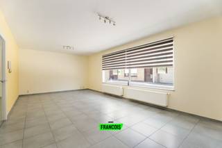 Vlakbij de Grote Markt van Diksmuide, het openbaar vervoer, diverse handelaars, grootwarenhuizen en horeca-aangelegenheden bevindt zich dit ruim...