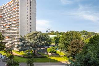 <p>immo DAVID stelt u dit ruime 3-slaapkamerappartement met garage voor, gelegen op een toplocatie. Via de inkomhal komt u in de lichtrijke leefruimte met aansluitend de gesloten keuken. Zowel vanuit de living als de keuken heeft u toegang tot het zuidgerichte terras, uitgerust met een zonneluifel, waar u geniet van een prachtig uitzicht, onder meer op het Atomium. Verder beschikt het appartement over een apart gastentoilet en een praktische wasberging. De drie slaapkamers van 13 m², 11 m² en 9 m² bieden alle comfort. De grootste slaapkamer geeft rechtstreeks toegang tot de badkamer, terwijl één van de andere slaapkamers over een eigen douchekamer beschikt. Deze twee slaapkamers geven bovendien uit op een tweede terras, waar u heerlijk kunt genieten van de ochtendzon. Een ruime privatieve garagebox in het gebouw en een aparte kelderberging zijn inbegrepen. Het gebouw is uitstekend onderhouden en voorzien van een videofoon, automatische toegangspoort, camerabewaking en een lift, wat zorgt voor extra comfort en veiligheid. Uitstekend EPC D= geen renovatieplicht.Dankzij de uitstekende ligging bevindt u zich vlak bij winkels, waaronder een Carrefour, openbaar vervoer, de Ring, de A12, het centrum van Strombeek, Brussel en tal van sport- en ontspanningsmogelijkheden. Een ideale woonst voor wie ruimte, comfort en een uitstekende bereikbaarheid weet te waarderen.</p>