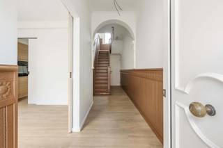 Ben je op zoek naar een instapklare, smaakvol gerenoveerde woning waar modern comfort en energiezuinigheid hand in hand gaan? Deze parel in Bissegem werd recent van kop tot teen vernieuwd met hoogwaardige materialen en is helemaal klaar voor de toekomst.<br /><br /><u>De indeling</u><br />Gelijkvloers Je komt binnen via de inkomhal met een modern gastentoilet. Aan de voorzijde bevindt zich een multifunctionele voorplaats — de ideale plek voor een praktische wasplaats of een veilige fietsenberging, met een handige rechtstreekse doorsteek naar de keuken.<br /><br />Het kloppend hart van de woning is de stijlvolle, volledig geïnstalleerde keuken die voorzien is van een royaal keukeneiland en alle moderne toestellen. Aansluitend stroomt de ruimte over in de eetplaats en de verrassend ruime, lichtrijke leefruimte in de uitbouw. Dankzij de grote raampartijen geniet je hier van een maximale lichtinval en een naadloze overgang naar het gezellige terras. Extra stockageruimte vind je in de praktische kelder.<br /><br /><u>Eerste verdieping</u><br />De nachthal is optimaal benut met een handige ingebouwde kast. Hier bevindt zich de eerste ruime slaapkamer en een moderne, comfortabele badkamer uitgerust met een inloopdouche, een dubbel lavabomeubel en een tweede toilet.<br /><br /><u>Tweede verdieping</u><br />Via een vaste trap bereik je de perfect afgewertke en royale tweede slaapkamer onder het geïsoleerde dak.<br /><br /><strong>✨ De absolute troeven</strong><br />Bij de renovatie stond duurzaamheid centraal. Dit vertaalt zich in een uitstekende energetische score en een zorgeloze toekomst:
<ul>
	<li>Energiezuinige technieken: Uitgerust met efficiënte warmtepompen (lucht-lucht) en zonnepanelen ☀️</li>
	<li>Topisolatie: Volledig voorzien van dakisolatie, muurisolatie en hoogrendementsbeglazing (HR-glas)</li>
	<li>Technisch perfect: De elektriciteit is volledig conform gekeurd ⚡</li>
</ul>
<br /><strong>📞 Bezoekmoment inplannen?</strong><br />Zie jij jezelf hier al wonen of wil je de afwerking graag eens met eigen ogen bewonderen? Bel dan Lukas voor een afspraak <strong>0477 09 91 02</strong>