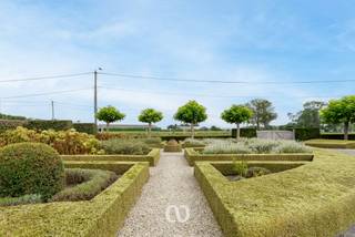 INSCRIVEZ-VOUS POUR LA PREMIÈRE JOURNÉE DE VISITE DU LUNDI 31 AOÛT VIA NOTRE SITE WEB!<br /><br />Êtes-vous à la recherche d'une villa magnifiquement entretenue sur un grand terrain de plus de 2 000 m² dans le village rural de Kaster, une section d'Anzegem? Trouvé!<br /><br />La chambre et la salle de bain au rez-de-chaussée, les espaces de vie spacieux et lumineux, le grand garage et l'impressionnant bâtiment annexe de plus de 100 m² ne sont que quelques-uns des nombreux atouts que nous trouvons ici!<br /><br />DISPOSITION:<br /><br />RDC:<br />Vous entrez dans la maison par le hall d'entrée spacieux avec toilettes invités. De là, vous avez accès au salon lumineux qui est relié à la cuisine. De plus, le rez-de-chaussée dispose d'une chambre spacieuse, d'une salle de bain, d'un espace bureau séparé et d'un débarras pratique. Il y a également un grand garage.<br /><br />1er étage:<br />Au premier étage, vous arrivez dans le palier. De là, vous avez accès à deux chambres et un grenier pratique.<br /><br />BÂTIMENT ANNEXE:<br />À côté de la maison se trouve un bâtiment annexe particulièrement spacieux de plus de 100 m². Cet espace supplémentaire offre de nombreuses possibilités et est idéal pour ceux qui ont besoin d'un grand espace de loisirs, de stockage ou de travail.<br /><br />Cette villa magnifiquement entretenue vous semble-t-elle intéressante? N'hésitez pas et contactez-nous dès aujourd'hui pour une visite!