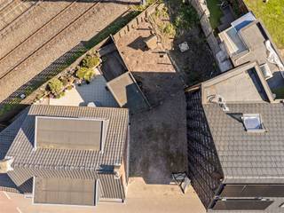 <p>Bouwen op jouw maat, zonder de wachttijd van een nog te verkavelen grond? Aan de Eekstraat in Lokeren ligt een bouwperceel klaar voor wie meteen wil starten.</p><p>Lot 1 heeft een gevelbreedte van 6,30 meter en biedt ruimte voor een eengezinswoning in gesloten bebouwing met twee bouwlagen onder de kroonlijst en een bewoonbare zolderverdieping. De voorschriften geven een helder kader — bouwhoogte 5,60 tot 6,40 meter, zadeldak met helling 35°–45°, plat dak toegelaten op de gelijkvloerse uitbouw — en laten ruimte voor jouw eigen architecturale invulling.</p><p>De troeven:</p><p>- Heldere stedenbouwkundige krijtlijnen, ruimte voor eigen ontwerp</p><p>- Vlotte verbinding naar Gent, Antwerpen en E17</p><p>- Naastgelegen perceel reeds bebouwd — directe referentie</p><p>Contacteer Woonvast voor het volledige dossier en een plaatsbezoek.</p>