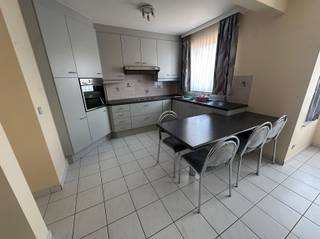 <p><span>Centraal gelegen appartement op de 2eV verdieping in een gebouw met lift, ruime living, ingerichte keuken met toestellen, berging, apart toilet, badkamer met douche, 2 slaapkamers, zonnig terras met bergkast, achterliggende garagebox, dichtbij winkels en openbaar vervoer.</span></p><p><span> </span></p><p><span>Troeven:</span></p><p><span> </span></p><p><span>+ centrale ligging</span></p><p><span>+ gebouw met lift</span></p><p><span>+ zonnig terras</span></p><p><span>+ garagebox</span></p><p><span> </span></p><p><span> </span></p><p><span>Kom niet 'TE LAET' en maak een afspraak via <span>info@immodelaet.be</span></span><span> of 03/644.00.88! </span></p><p><span> </span></p><p><span> </span></p><p><span> </span></p>