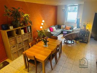 <h1><span>Charmante gezinswoning (3 slpk) met stadstuin te huur in de vernieuwde wijk Den Dam</span></h1><p><span>Op zoek naar een warme, instapklare woning op een toplocatie in Antwerpen? Deze gezellige gezinswoning bevindt zich in de volledig vernieuwde wijk </span><span>Den Dam</span><span>, in een rustige straat vlak bij </span><span>Park Spoor Noord</span><span>. Hier geniet je van het beste van twee werelden: een rustige woonomgeving op fiets- of wandelafstand van het bruisende stadscentrum, met bovendien een vlotte verbinding naar de autosnelweg. Parkeren kan eenvoudig in de straat.</span></p><p><span>Via de aparte inkomhal kom je terecht in een ruime en lichtrijke leefruimte met open keuken, ideaal om gezellig te koken en te ontspannen. Op het gelijkvloers bevinden zich verder nog een apart gastentoilet en een praktische wasberging.</span></p><p><span>De aangename stadstuin biedt volop mogelijkheden om een sfeervolle buitenruimte te creëren. Achteraan vind je bovendien een ruime berging, ideaal als extra opslag.</span></p><p><span>Op de eerste verdieping bevinden zich een royale master bedroom, een aparte dressing en een recent volledig vernieuwde badkamer (2026). Deze stijlvolle badkamer is uitgerust met een inloopdouche, ligbad en een tweede toilet.</span></p><p><span>De tweede verdieping beschikt over nog twee volwaardige kamers, perfect als kinderkamers, bureau of hobbyruimte. Tot slot is er nog een handige bergzolder voor extra stockage.</span></p><p><span>Een extra pluspunt: omdat het om een eengezinswoning gaat, zijn er </span><span>geen gemeenschappelijke kosten</span><span>.</span></p><p><span>Deze woning werd tot voor kort met veel liefde bewoond door de eigenares. Ze is dan ook op zoek naar huurders die met dezelfde zorg en aandacht van deze fijne thuis willen genieten.</span></p><p><span>Gezelligheid troef!</span></p><p><span>Interesse? Contacteer </span><span>ReuzeGoed</span><span> via <span>welkom@reuzegoed.be</span></span><span> of bel naar </span><span>0470 11 56 80</span><span> voor meer informatie of een bezoek.</span></p>