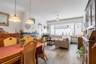 <p><span>Hof Van Tichelen 14 (glv) - 2020 Antwerpen</span></p><p><span> </span></p><p><span>Gelijkvloersappartement (82 m²) met 2 slaapkamers en tuin (109 m²) in Antwerpen</span></p><p><span>Rustig wonen met alle voorzieningen binnen handbereik? In Hof Van Tichelen in Wilrijk geniet je van een aangename, residentiële woonomgeving op een centrale locatie. Winkels, supermarkten, scholen en openbaar vervoer bevinden zich in de omgeving. Ook de belangrijkste invalswegen zijn vlot bereikbaar, waardoor je geniet van een goede verbinding met Antwerpen en omliggende gemeenten.</span></p><p><span>Het appartement beschikt over een gunstige EPC-score B en conforme elektriciteit. Met een bewoonbare oppervlakte van 82 m², een praktische indeling en een westgerichte tuin van maar liefst 109 m² biedt deze woonst een mooie combinatie van binnen- en buitenruimte.</span></p><p><span>Via de inkomhal met apart gastentoilet kom je in de lichtrijke woonkamer van 30 m², waar plaats is voor zowel een gezellige zithoek als een eetgedeelte. Aan de voorzijde bevindt zich bovendien een eerste (slaap)kamer van 6 m², ideaal als bureau of hobbyruimte. Centraal in het appartement vind je de badkamer van 3 m², uitgerust met een douche en lavabomeubel, en een ruime berging van 8 m² met plaats voor extra opslag en huishoudtoestellen.</span></p><p><span>Achteraan bevinden zich de slaapkamer van 14 m² en de keuken van 10 m². Deze is recent (2022) volledig ingericht met alle toestellen en biedt rechtstreeks toegang tot het overdekte terras en de tuin, de absolute blikvanger. Een groene, beschutte buitenruimte met verschillende gezellige zithoekjes, waar je heerlijk kan genieten van de namiddag- en avondzon. Dankzij het overdekte terras kan je bovendien ook bij minder goed weer buiten vertoeven.</span></p><p><span>Ben je op zoek naar een gelijkvloersappartement met een verrassend ruime tuin, een gunstige EPC-score en een rustige ligging nabij alle voorzieningen? Dan is dit appartement in Wilrijk zeker een bezoek waard!</span></p><p><span>Bewoonbare opp. 82 m² ref.: bruto vloeropp. EPC B. Voor meer info of een gratis schatting surf naar </span><span><span>www.hansimmo.be</span></span></p><p><span> </span></p>