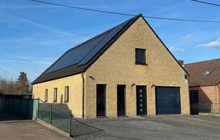 <p>Welkom in deze <strong>uitzonderlijk energiezuinige</strong> en verrassend ruime woning in Balen, gelegen op een <strong>mooi perceel van 769 m²</strong> en bovendien <strong>dicht bij recreatiedomein De Keiheuvel</strong>— ideaal voor wie graag woont in het groen en toch vlot alles bereikt.</p>
<p><u>Indeling</u>:</p>
<p>Bij het betreden van de woning kom je binnen in een nette <strong>inkomhal met gastentoilet</strong>. De woning verrast meteen met een <strong>zeer ruime, lichtrijke leefruimte</strong>, waar grote raampartijen zorgen voor een aangename open sfeer en een mooi contact met de tuin.</p>
<p>Aansluitend bevindt zich de <strong>volledig uitgeruste eetkeuken</strong>, met <strong>zicht op de tuin</strong> — een heerlijke plek om te koken en samen te genieten. De keuken werd <strong>recent vernieuwd</strong>, net zoals de badkamer, wat zorgt voor een instapklare uitstraling.</p>
<p>Op het gelijkvloers vind je daarnaast nog een praktische <strong>wasplaats/berging</strong>, evenals de <strong>inpandige garage</strong>.</p>
<p><u>Extra troef</u>: de woning beschikt op het gelijkvloers ook over <strong>2 slaapkamers</strong>, wat haar bijzonder interessant maakt voor wie <strong>gelijkvloers wil wonen</strong>, een <strong>praktijkruimte</strong> zoekt of gewoon extra kamers wenst.</p>
<p>Op de bovenverdieping bevinden zich nog <strong>3 slaapkamers</strong>, waarvan <strong>2 zeer ruime</strong>, én een <strong>polyvalente ruimte</strong> die perfect kan dienen als <strong>speelkamer, hobbyruimte, bureau</strong> of extra tv-kamer. In totaal zijn er dus <strong>5 slaapkamers</strong>.</p>
<p><strong>Energie &amp; comfort</strong></p>
<p>Deze woning scoort uitmuntend op energiezuinigheid met een <strong>EPC-label A</strong> en is uitgerust met:</p>
<ul>
<li><strong>50 zonnepanelen</strong></li>
<li><strong>2 thuisbatterijen</strong></li>
<li><strong>warmtepomp</strong></li>
</ul>
<p>Ook op vlak van veiligheid is alles voorzien dankzij een <strong>alarm- en camerasysteem</strong>.</p>
<p><strong>Ligging &amp; bereikbaarheid</strong></p>
<p>Naast rust en recreatiemogelijkheden geniet je hier ook van een <strong>vlotte bereikbaarheid</strong>: <strong>winkels, scholen en dagelijkse voorzieningen</strong> zijn <strong>snel en eenvoudig bereikbaar</strong>, wat deze woning extra aantrekkelijk maakt voor gezinnen en wie comfort in het dagelijkse leven belangrijk vindt.</p>
<p>Kortom: een <strong>moderne, ruime gezinswoning</strong> met <strong>5 slaapkamers + polyvalente ruimte</strong>, instapklare afwerking, sterke energieprestaties én een praktische ligging in Balen.</p>