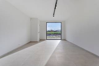 Wielsbeke: luxueus afgewerkte halfopen woning te huur met tuin en carport. Deze prachtige nieuwbouwwoning is gelegen op een toplocatie in Wielsbeke,...