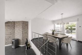 Cette villa individuelle est située dans un emplacement de choix, au bout d'une impasse à Nieuwerkerken, sur un magnifique terrain de 9 ares 31 centiares.<br /><br />La maison se caractérise par une architecture unique et ludique et a une surface habitable de 310m² (source PEB). La maison est entièrement sous-sol (non inclus dans la surface habitable), fait environ 196m² avec une hauteur de 3m et peut accueillir 4 voitures, un local à vélos ou être utilisée comme atelier ou espace de loisirs. <br />Via le hall d'entrée avec des toilettes invités séparées, vous arrivez dans le salon et la salle à manger spacieux et lumineux, qui est relié à la cuisine avec coin petit-déjeuner. La belle baie vitrée offre une belle vue sur le jardin et une porte latérale donne accès à la terrasse. De plus, la maison dispose d'un débarras pratique avec des meubles sur mesure et d'une buanderie séparée. Il y a aussi une salle de bain avec douche et lavabo. Au rez-de-chaussée se trouve également une chambre à coucher complète avec des placards intégrés, actuellement aménagée en bureau.<br />Au premier étage, il y a le palier avec accès à 3 chambres à coucher et une suite parentale avec dressing et une pièce séparée, actuellement utilisée comme espace de stockage mais avec la possibilité d'y installer une salle de bains supplémentaire.<br /><br />La maison dispose d'un magnifique jardin orienté au sud.<br /><br />En termes de circulation: situé dans une impasse avec un accès facile aux routes principales et à proximité des écoles, des magasins et des transports en commun.<br /><br />Particularités:<br />- 23 panneaux solaires avec certificats d'énergie verte jusqu'en 2031 (au moins 5 certificats à 330 € chacun)<br />- Électricité conforme<br />- PEB favorable B<br />- Emplacement calme mais central