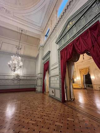 Instapklare kantoren te huur in het hart van de Europese wijk. De kantoren hebben een uitstekende ligging ten opzichte van de Europese instanties, het Luxemburgplein en diverse restaurants/bars. Het gebouw is verder efficiënt bereikbaar per auto alsook per metro (Maalbeek) en per trein (Brussel-Luxemburg & Brussel-Schuman).<br /><br />Parking beschikbaar: 1 per verdieping à €1.650<br /><br />