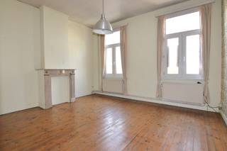 Op te frissen duplex appartement gelegen in het centrum van Mechelen.<br /><br />Het appartement maakt deel uit van een gebouw met twee woongelegenheden en bevind zicht op de eerste en tweede(+zolder) verdieping van het gebouw. Het heeft een oppervlakte van 127m² en omvat een leefruimte met aansluitende keuken op de eerste verdieping, een badkamer en toilet op de tussenverdieping, twee slaapkamers op de tweede verdieping en nog een derde slaapkamer in de nok van het pand.<br /><br />Door zijn topligging vlakbij het begijnhof, de binnendijle en het levendige centrum is dit een zeer aantrekkelijk pand met veel mogelijkheden.<br /><br />Het pand is uitgerust met centrale verwarming en dubbele beglazing.<br /><br />Terras aanwezig, maar niet vergund.<br /><br />Interesse? Bel of mail ons via 0486/538660 of cedric@immovos.be voor meer info of een bezoek.