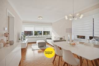 Kijkdag op zaterdag 23/05 - op afspraak!<br />Dit instapklare appartement op de eerste verdieping geniet van een uitstekende ligging met vlotte bereikbaarheid, vlakbij winkels, scholen en openbaar vervoer.<br />Met een bewoonbare oppervlakte van ca. 80 m² geniet u van een aangename leefruimte met zuidwestoriëntatie, wat zorgt voor een aangename lichtinval. De praktische indeling omvat een inkomhal met vestiaire, gezellige living, functionele keuken, handige berging, apart toilet, badkamer met ligbad/douche en twee volwaardige slaapkamers. Dankzij de vernieuwde pvc-ramen met dubbele beglazing en de recente cv-ketel (2020) bent u verzekerd van hedendaags wooncomfort. <br />Het appartement bevindt zich in een kleinschalig gebouw met slechts 3 entiteiten, zonder syndicus, wat resulteert in lage gemeenschappelijke kosten (± €400/jaar). <br />Bij het appartement hoort een ruime garage, die inbegrepen is in de prijs. <br />Kortom, een instapklaar appartement met veel potentieel, ideaal voor eigen bewoning of als slimme investering! Beschikbaar in overleg. EPC: 176 kWh/(m²jaar) - energielabel B (geen renovatieplicht!)<br />De vermelde prijs is een richtprijs. Elk bod hoger of lager dan de vermelde prijs wordt overgemaakt aan de eigenaar die zich het recht voorbehoudt om dit al dan niet te aanvaarden. Ref. BR00270