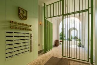 Locatie:Dit prachtige appartement is gelegen in de exclusieve residentie Regency Gardens op de derde verdieping. Met zijn moderne high-end afwerking...
