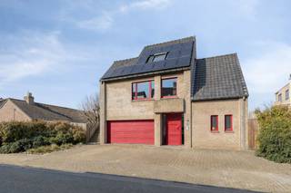 <p>Op een toplocatie, op korte afstand van het centrum van Oudenburg, bevindt zich deze ruime en instapklare open bebouwing. Dankzij de uitstekende bereikbaarheid, de rustige ligging en de nabijheid van winkels, scholen en openbaar vervoer geniet u hier van een ideale combinatie tussen comfortabel wonen en praktische toegankelijkheid.</p><p>Bij het binnenkomen wordt u verwelkomd in een lichtrijke en royale leefruimte, waar grote raampartijen zorgen voor een aangename lichtinval en een open, luchtig gevoel. Aansluitend vindt u de volledig uitgeruste keuken, voorzien van voldoende werk- en bergruimte — perfect voor wie graag kookt en gasten ontvangt. Vanuit de keuken heeft u directe toegang tot het zonnige terras, waar het heerlijk vertoeven is in alle rust.</p><p>De woning beschikt over drie volwaardige slaapkamers, ideaal voor een gezin of voor wie extra ruimte wenst voor een bureau of hobbykamer. De badkamer is functioneel ingericht en biedt alle nodige comfort.</p><p>Een bijzondere troef van deze eigendom is de geïntegreerde praktijkruimte, uitermate geschikt voor een zelfstandige activiteit, vrij beroep of kantoor aan huis. Daarnaast werd een aparte wellnessruimte gecreëerd, waar u in alle privacy kunt ontspannen — een echte meerwaarde voor wie comfort en rust weet te appreciëren.</p><p>Buiten geniet u van een aangename tuin, die ook bereikbaar is via een praktische buitentrap. Voor de woning zijn er bovendien ruime parkeermogelijkheden voorzien, wat zorgt voor extra gebruiksgemak. De dubbele garage biedt plaats aan twee wagens en extra opslagruimte.</p><p>Tot slot beschikt de woning over een gunstig EPC, wat bijdraagt aan een energiezuinig en toekomstgericht wooncomfort.</p><p>Kortom, een veelzijdige eigendom die ruimte, comfort en een uitstekende ligging combineert, met tal van mogelijkheden om wonen en werken harmonieus te verenigen.</p>