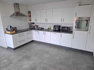 Ideaal gelegen appartement te Geel-centrum bestaande uit: inkomhal, apart toilet, ruime woonkamer, ingerichte keuken, nachthal, 2...