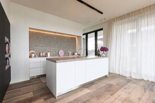 <p>Welkom in dit stijlvolle en lichtrijke appartement op de tweede verdieping, waar luxe, comfort en een uitzonderlijke ligging samenkomen. Dankzij de grote raampartijen geniet u de hele dag van een overvloed aan natuurlijk licht en een prachtig, onbelemmerd uitzicht over de Schelde.<span></span></p>
<p>De royale leefruimte vormt het hart van de woning en sluit naadloos aan op de volledig uitgeruste designkeuken, voorzien van hoogwaardige <strong>Miele-toestellen</strong>. De kwalitatieve afwerking en het tijdloze interieur creëren een elegante en warme woonbeleving.</p>
<p>Het appartement beschikt over <strong>drie ruime slaapkamers</strong> en <strong>twee stijlvolle badkamers</strong>, waarvan één is uitgerust met een comfortabel ligbad. Ideaal voor wie op zoek is naar ruimte en privacy.</p>
<p>Buitenleven staat hier centraal met <strong>twee terrassen</strong>: een gezellig <strong>binnenterras</strong> en een ruim <strong>buitenterras</strong>, waar u op elk moment van de dag kunt genieten van de rust en het indrukwekkende uitzicht op de Schelde.<br /><br />Extra troeven zijn de <strong>twee private autostaanplaatsen</strong> en maar liefst <strong>drie praktische bergingen</strong>, die zorgen voor extra comfort en voldoende opbergruimte.</p>
<p>Een exclusief appartement dat uitblinkt in ruimte, licht en een unieke ligging aan het water. De perfecte keuze voor wie op zoek is naar comfortabel wonen met een uitzonderlijk uitzicht.</p>