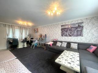 <strong>Harelbeke - Woning met 3 slaapkamers te huur.</strong><br /><br /><strong>Indeling:</strong><br /><u>Gelijkvloers:</u> leefruimte, berging, toilet, keuken, veranda, garage en tuin<br /><u>1ste verdieping:</u> 3 slaapkamers en badkamer<br />Zolder<br /><br /><strong>Troeven:</strong><br />+ Tuin<br />+ Rustige ligging<br />+ 3 slaapkamers<br />+ Garage<br />+ Ruime woning<br /><br /><strong>Interesse?</strong> Klik hier! https://mijnhuurprofiel.be/property/e528332c-bcfa-4686-a0d4-4037af9addac