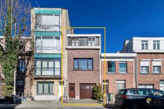 <p><span>Stadionstraat 75 - Antwerpen (2020)</span></p><p><span> </span></p><p><span>Bel-etage (181 m²) met 3 slaapkamers en buitenruimte (30 m²) in Antwerpen (2020).</span></p><p><span> </span></p><p><span>Dankzij de centrale ligging behaalt het pand een uitstekende mobiscore. Het openbaar vervoer is vlot bereikbaar en ook de A12 en andere verbindingswegen liggen op slechts enkele minuten rijden. Daarnaast zijn er in de nabije omgeving meerdere velo-stations te vinden, en is er een ruim aanbod aan (lokale) winkels en supermarkten vlakbij.</span></p><p><span> </span></p><p><span>De woning is steeds goed onderhouden en beschikt over een praktische, doordachte indeling. De ramen zijn voorzien van dubbele PVC-beglazing en de verwarming is op gas.</span></p><p><span>Via de inkom- en traphal krijg je toegang tot de ruime inpandige garage (28 m²) aan de rechterzijde. Achteraan op het gelijkvloers bevinden zich nog een polyvalente kamer (12 m²), ideaal als bureau of hobbyruimte, een (bij)keuken/wasplaats (11 m²) en een aparte wc. De onderhoudsvriendelijke buitenruimte (30 m²) is noord-oost-georiënteerd en biedt een aangename plek om buiten te vertoeven.</span></p><p><span>Op de eerste verdieping situeren zich de leefruimtes. Vooraan bevindt zich de L-vormige woonkamer (35 m²), terwijl je achteraan de aparte keuken (11 m²) terugvindt, uitgerust met alle hedendaags comfort. Aansluitend ligt de moderne badkamer (5 m²), ingericht met een inloopdouche, handdoekdroger, toilet en lavabomeubel.</span></p><p><span>De bovenverdieping telt drie volwaardige slaapkamers van 7 m², 10 m² en 14 m² — ideaal voor een gezin of voor wie extra ruimte wenst voor bureau of dressing.</span></p><p><span>Ben je op zoek naar een ruime woning met garage, drie slaapkamers en tal van mogelijkheden? Mis deze kans niet! Bewoonbare opp. 181 m² ref.: bruto vloeropp. EPC. Voor meer info of een gratis schatting surf naar www.hansimmo.be</span></p><p><span> </span></p>
