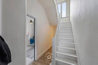 Ontdek deze <strong>verrassend ruime en volledig gerenoveerde herenwoning</strong> aan de rand van de stad. Dankzij de centrale ligging combineert u hier de voordelen van het bruisende stadsleven met een uitstekende bereikbaarheid. De woning werd met respect voor de authentieke elementen vernieuwd, waardoor ze vandaag <strong>100% instapklaar</strong> is. Originele vloeren, hoge plafonds en sierlijke details zorgen voor <strong>karakter en identiteit.</strong><br />Indeling:• Gelijkvloers: inkomhal, lichtrijke leefruimte, gastentoilet en ingerichte keuken met eetruimte en berging (onder gelijkvloers). Vanuit de keuken heeft u rechtstreeks toegang tot de gezellige stadstuin met terras en tuinberging, een oase van rust in het hart van de stad. • 1e verdieping: ruime slaapkamer en ingerichte badkamer. • 2e verdieping: 2 ruime slaapkamers, waarvan één met extra bergruimte. • Zolder: ingericht als 4e slaapkamer en uitgerust met 2e badkamer.<strong> TROEVEN:</strong><br />• Authentieke charme gecombineerd met hedendaags comfort.<br />• Volledig instapklaar. <strong>ELEK. CONFORM TOT 2036.</strong><br />• Rustige stadstuin met terras en berging.<br />• Gunstige EPC-score, CV AARDGAS MET RECENTE KETEL.<br />Een unieke kans voor wie op zoek is naar een stijlvolle stadswoning met eigenheid, ruimte en modern comfort.