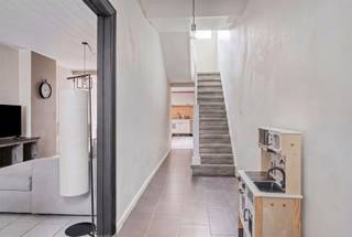 <p><span>Deze woning is gunstig gelegen nabij scholen, winkels en andere dagelijkse voorzieningen. Op het gelijkvloers  is er een inkomhal, een ruime woonkamer met aansluitende keuken en een recent vernieuwde badkamer. Op de eerste verdieping bevinden zich 3 slaapkamers. De zolderverdieping is bereikbaar via een vaste trap en is momenteel ingericht als 4de slaapkamer.</span></p><p><span>Een absolute troef is de zuidgerichte tuin, die bereikbaar is via een aparte zij-ingang. Daarnaast beschikt de woning over een ruime tuinberging, ideaal voor fietsen, tuinmateriaal en tuinmeubelen.</span></p><p><span>Een ideale gezinswoning voor wie op zoek is naar ruimte, comfort en een aangename buitenomgeving.</span></p>