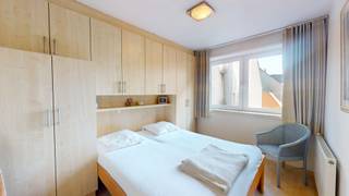 Dit instapklaar appartement met 2 volwaardige slaapkamers bevindt zich vlakbij het Heldenplein en de Zeedijk. De badkamer bevat zowel een douche als een ligbad en een dubbele lavabo.