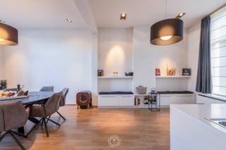 Welkom in deze interessante <strong>karaktervolle woning </strong>met een bijzonder <strong>multifunctioneel karakter</strong> op een standingvolle centrale ligging in de stad.<br /><br />Je komt de woning binnen via een <strong>prachtige inkomhal </strong>waar je op straatniveau een interessante <strong>bureauruimte/polyvalente ruimte</strong> voor vrijberoep of hobby terugvindt.<br />Op de eerste verdieping is een ruime woonkamer die overloopt in een afzonderlijk keukentje. Er is hier tevens toegang tot een <strong>fijn zuidwest geörienteerd stadsterras</strong>.<br />Eveneens is er een afzonderlijk <strong>gastentoilet </strong>op dit niveau. Op de tweede verdieping is een <strong>mooie en goed uitgeruste open keuken</strong> met aaneensluitend toffe eet -en woonkamer. <br />Op de derde verdieping is een badkamer met lavabo, ligbad en toilet. Bijkomend ook <strong>twee slaapkamers</strong> waarbij je vanop de ene slaapkamer toegang hebt tot een <strong>bijkomende kamer/dressing</strong> op de vierde verdieping.<br /><br />De woning heeft een ruime <strong>bruikbare vloeroppervlakte van +/-250m²</strong> (exclusief kelder).<br /><br /><em><strong>Bijkomende troeven:</strong><br />- aanwezigheid van zonnepanelen (4.800Wp) + <strong>batterij van 5KW</strong><br />- centrale verwarming via een condensatieketel op gas en warmtepomp lucht/lucht om te koelen en te verwarmen<br />- asbestveilig attest<br />- elektrische installatie conform<br />- Interessante kantoorfunctie op het gelijkvloers voor een combinatie van wonen en werken<br />- Zuidwest oriëntatie</em><br /><em>- Goed EPC B label</em><br /><br />Kortom een <strong>uniek karakterpand</strong> met stijl in het centrum van Sint-Niklaas, op wandelafstand van het station, op een gedroomde locatie met een originele combinatie wonen/werken.<br /><br />Aarzel niet om een bezoek te plannen via lena@claves.be of via 03/5029874<br /> 