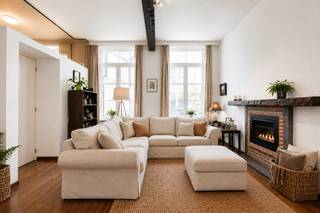 <p><strong>Karaktervol wonen met ruimte en mogelijkheden</strong><br />Welkom in deze karaktervolle stadswoning, waar charme, ruimte en een verrassend veelzijdige indeling perfect samenkomen. Bij binnenkomst wordt u meteen verwelkomd door een sfeervolle leefruimte die naadloos overvloeit in de aangrenzende eetkamer. Vanuit hier geniet u van een directe verbinding met de gezellige stadspatio en de halfopen keuken. Aansluitend bevindt zich een praktische berging met extra douchevoorziening.</p><p></p><p><strong>Richtprijs: €409.000<br />Beschikbaarheid: in onderling overleg (huurders)</strong></p><p></p><p>Via een sfeervol trapniveau bereikt u de eerste verdieping. Hier bevinden zich twee ruime en lichtrijke slaapkamers en een comfortabele badkamer met douche, dubbele lavabo en toilet.</p><p></p><p>De bovenste verdieping biedt een grote polyvalente ruimte met tal van mogelijkheden: creëer hier een extra slaapkamer(s), hobbyruimte, speelruimte of stijlvolle thuiswerkplek. Een tweede badkamer met ligbad zorgt voor extra comfort.<br /></p><p>Ook de kelder is een absolute meerwaarde. Deze is droog en biedt heel wat praktische bergruimte, maar kan evengoed worden ingericht als sfeervolle wijnkelder.<br /></p><p><strong>Troeven:</strong><br />• EPC-label C: energiezuinig en geen renovatieverplichting<br />• Conforme elektrische installatie<br />• Twee ruime slaapkamers + polyvalente dakverdieping<br />• Twee badkamers<br />• Gezellige stadspatio<br />• Praktische kelder<br />• Veel charme, lichtinval en mogelijkheden<br />• Gelegen in het centrum van Lier, op wandelafstand van winkels, scholen, horeca en openbaar vervoer</p><p>Een woning met karakter én mogelijkheden, ideaal voor wie centraal wil wonen zonder in te boeten aan ruimte en comfort.</p><p><strong>Ziet u uzelf hier wonen? Plan dan vandaag nog uw bezoek en ontdek deze charmante woning zelf!</strong></p><p></p><p><strong>Plan nu uw bezoek in!</strong></p><p><strong>nico@altro-vastgoed.be - 04 88 42 42 24 </strong></p>