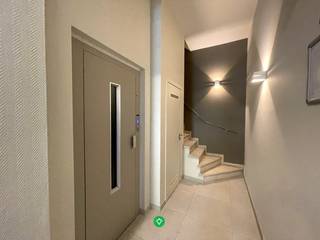 Dit appartement is gelegen op de 2 de verdieping in het centrum van Roeselare en bestaat uit: propere, vernieuwde gemeenschappelijke hal - lift...