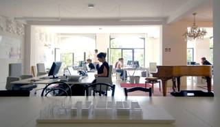 Prachtige atypische kantoorruimten beschikbaar in het centrum van Brussel. Deze ruimten bevinden zich in een prachtig gebouw van 5.400 m², verdeeld over 5 verdiepingen. Het gebouw werd gebouwd in 1910. Vanaf het jaar 2000 tot en met 2003 werd het gebouw gerenoveerd met zorg voor zijn originele, architecturale stijl. De beschikbare kantoren bieden zeer veel ruimte en comfort. Het gebouw is eveneens voorzien van twee goederenliften.<br /><br />Kantoren beschikbaar van 714 m².<br />Parking binnen beschikbaar.<br />Archieven beschikbaar.