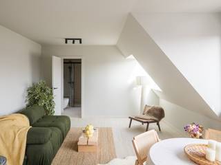 Volledig vernieuwd appartement/studio op een toplocatie aan het UZ Gent!<br />Bent u op zoek naar een volledig vernieuwd appartement/studio met slaaphoek vlakbij het UZ Gent? <br />Dan is dit zeker iets voor u! <br /><br /><u><strong>Voor meer info elisa@ocvastgoed.be of 0468 45 65 26! </strong></u><br /><br /><strong>REEDS 85% VERKOCHT!</strong><br /><br />Wij bieden in dit project 14 appartementen aan op een absolute A-locatie bij het UZ Gent, met een onmiddellijke verbinding naar alle belangrijke invalswegen. <br /><br /><u><strong>Troeven: </strong></u>
<ul>
	<li>Volledig vernieuwd: De uitstraling en het comfort van nieuwbouw dankzij een totaalrenovatie.</li>
	<li>Kwaliteitsmaterialen: Voorzien van prachtige parketvloeren en een op maat gemaakte keuken.</li>
	<li>Optimaal comfort: Het gebouw beschikt over een lift.</li>
	<li>Mobiliteit: Mogelijkheid tot aankoop van een garageplaats en veilige stallingen voor fietsen.</li>
</ul>
Bent u benieuwd naar de verschillende types en prijzen? Wacht niet te lang en plan vandaag nog uw bezoek aan deze toplocatie!<br /><br />Bruikbare vloeroppervlakte (opgemeten volgens EPC van specifieke studio huisnr. 210): 40 m2.<br /><br />Stedenbouwkundige inlichtingen: bouwvergunning, woongebied,  voorkooprecht, geen gerechtelijke herstelmaatregel of bestuurlijke maatregel opgelegd.<br />Geen overstromingsgevoelig gebied. P-score = A, G-score = A, geen renovatieverplichting<br />Elektriciteit conform <br />EPC: 101 kWh (B) <br /> 